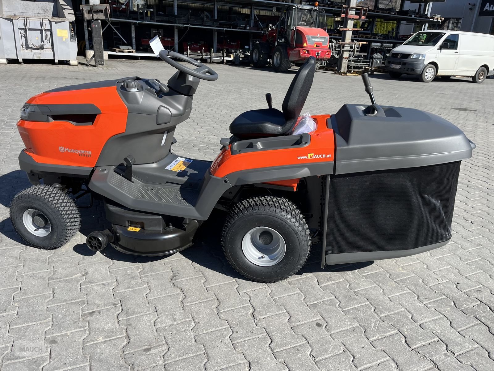 Rasentraktor des Typs Husqvarna TC 215T mit Entleerungshilfe 2 Zyl. LAGERND!!, Neumaschine in Burgkirchen (Bild 5)