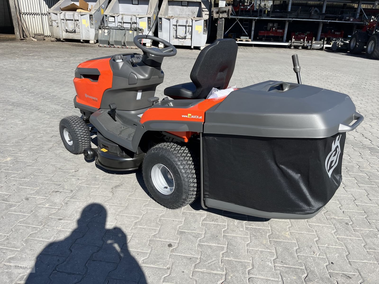 Rasentraktor des Typs Husqvarna TC 215T mit Entleerungshilfe 2 Zyl. LAGERND!!, Neumaschine in Burgkirchen (Bild 7)