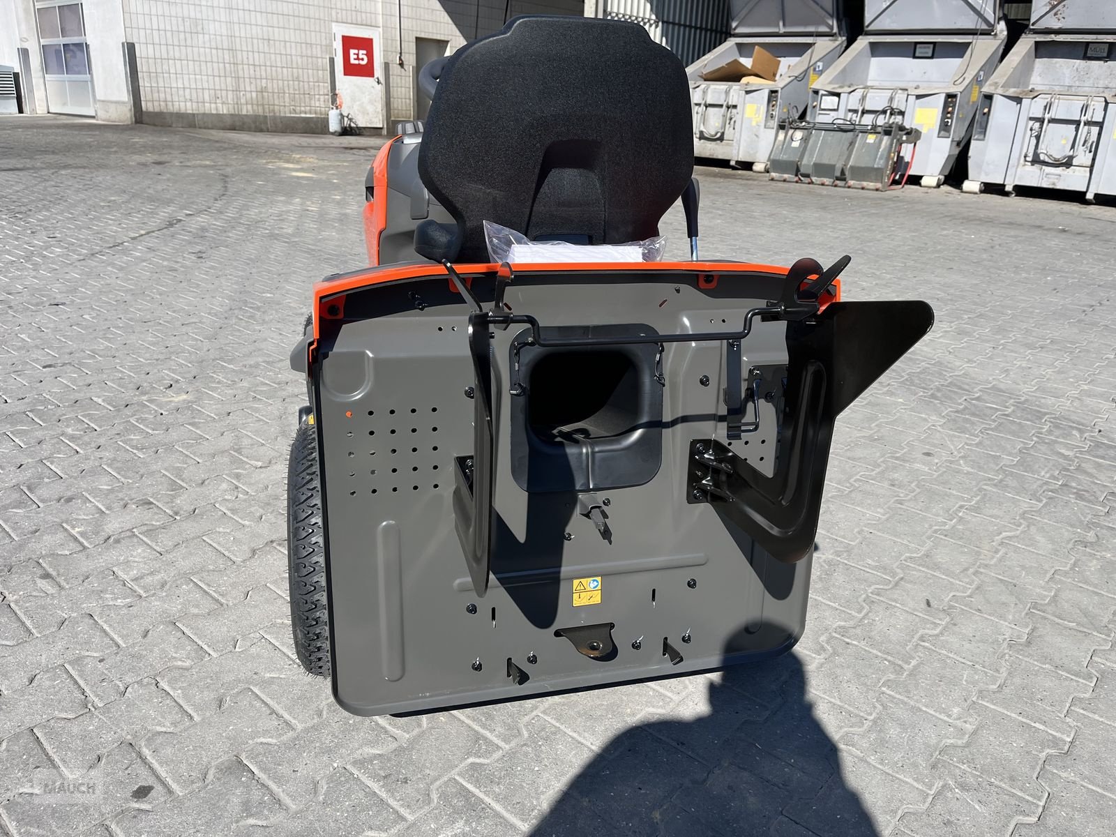 Rasentraktor des Typs Husqvarna TC 215T mit Entleerungshilfe 2 Zyl. LAGERND!!, Neumaschine in Burgkirchen (Bild 24)