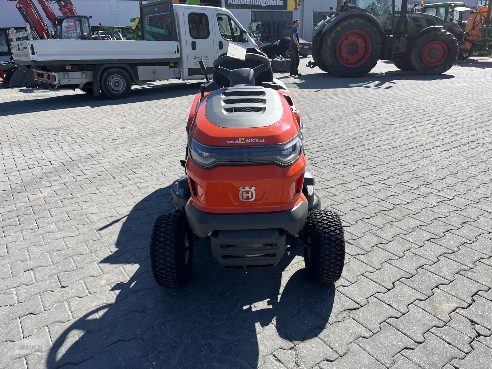 Rasentraktor des Typs Husqvarna TC 215T mit Entleerungshilfe 2 Zyl. LAGERND!!, Neumaschine in Burgkirchen (Bild 10)