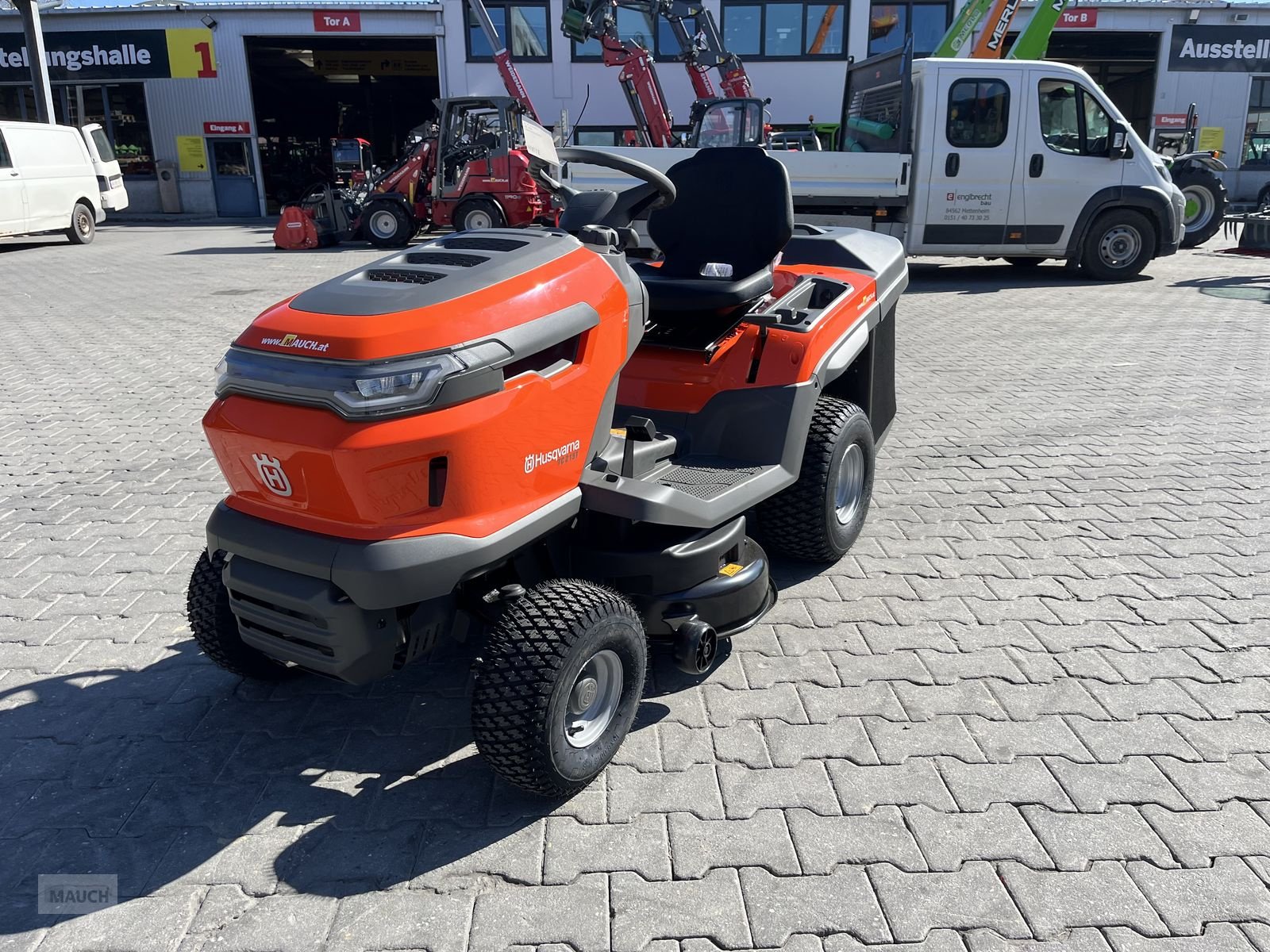 Rasentraktor des Typs Husqvarna TC 215T mit Entleerungshilfe 2 Zyl. LAGERND!!, Neumaschine in Burgkirchen (Bild 2)