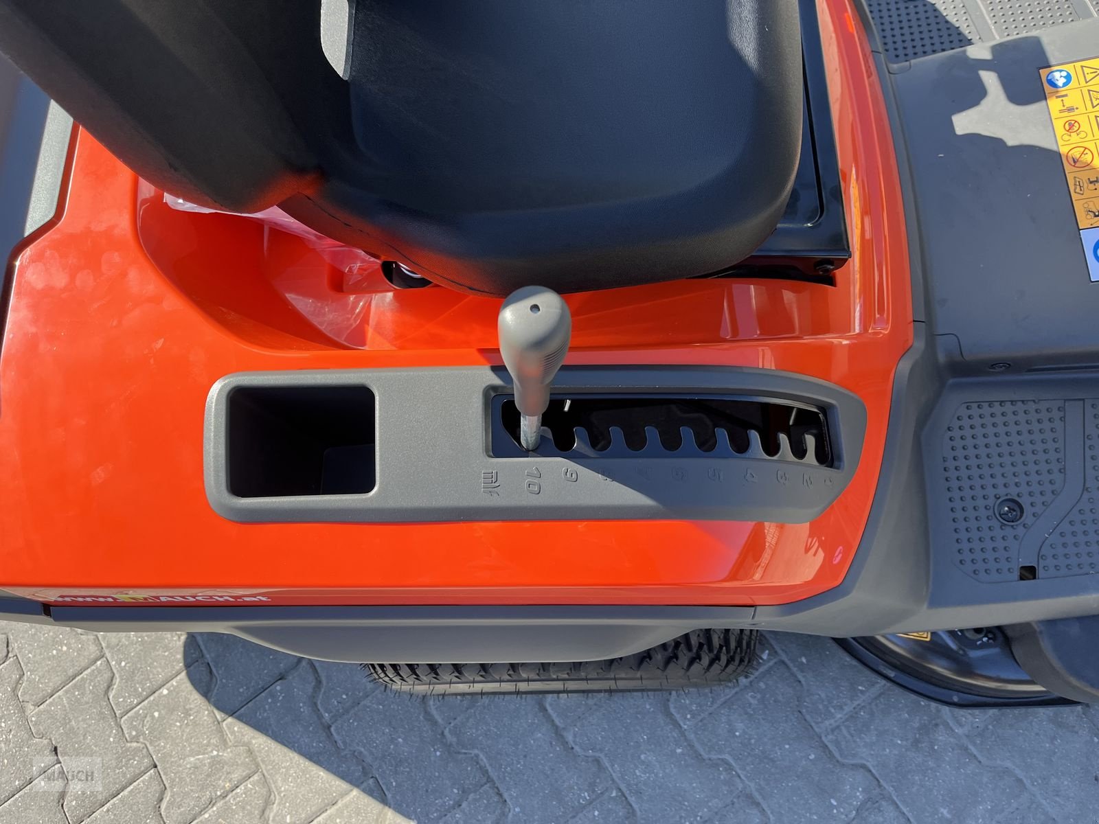 Rasentraktor des Typs Husqvarna TC 215T mit Entleerungshilfe 2 Zyl. LAGERND!!, Neumaschine in Burgkirchen (Bild 16)