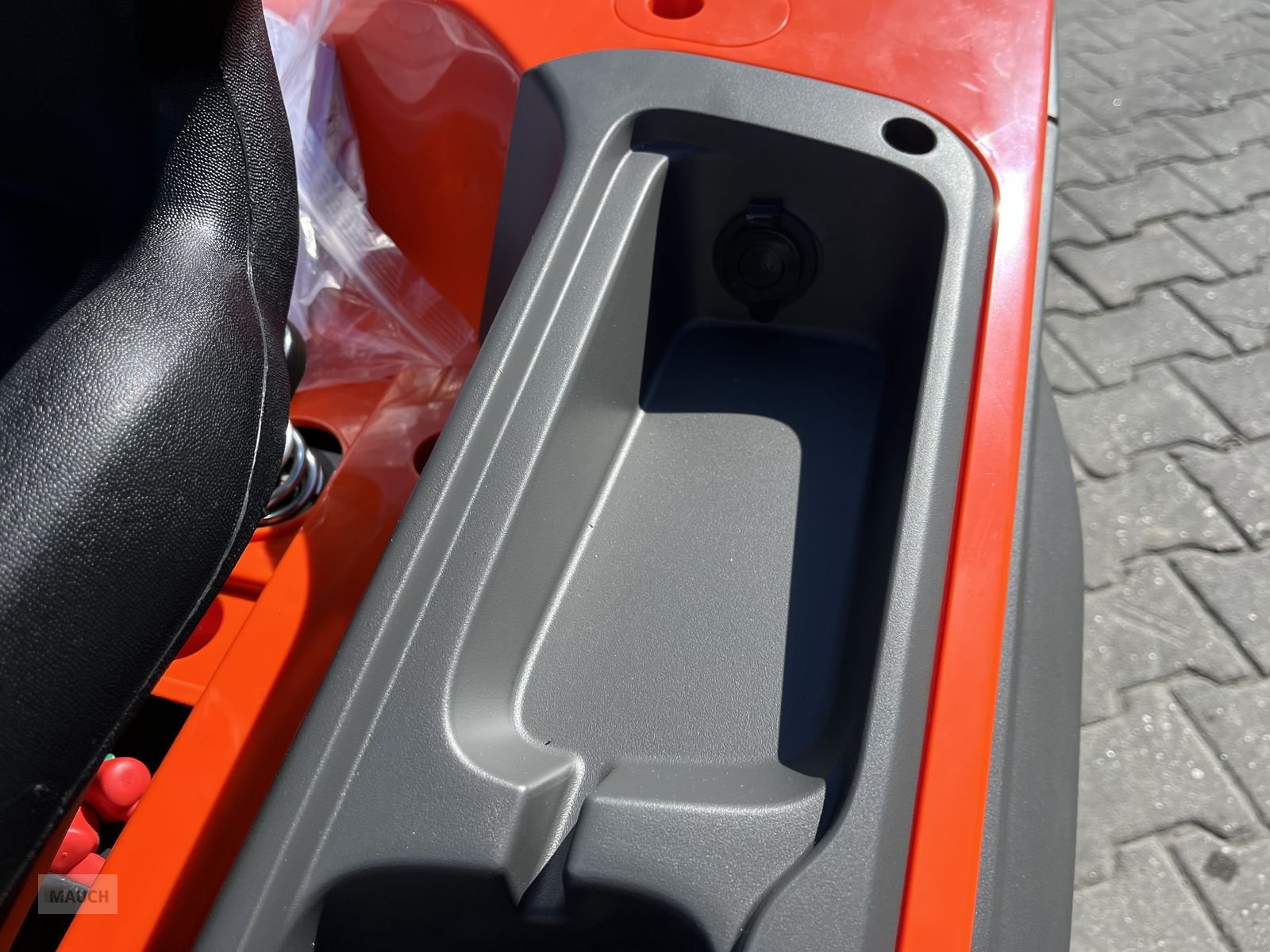 Rasentraktor des Typs Husqvarna TC 215T mit Entleerungshilfe 2 Zyl. LAGERND!!, Neumaschine in Burgkirchen (Bild 20)