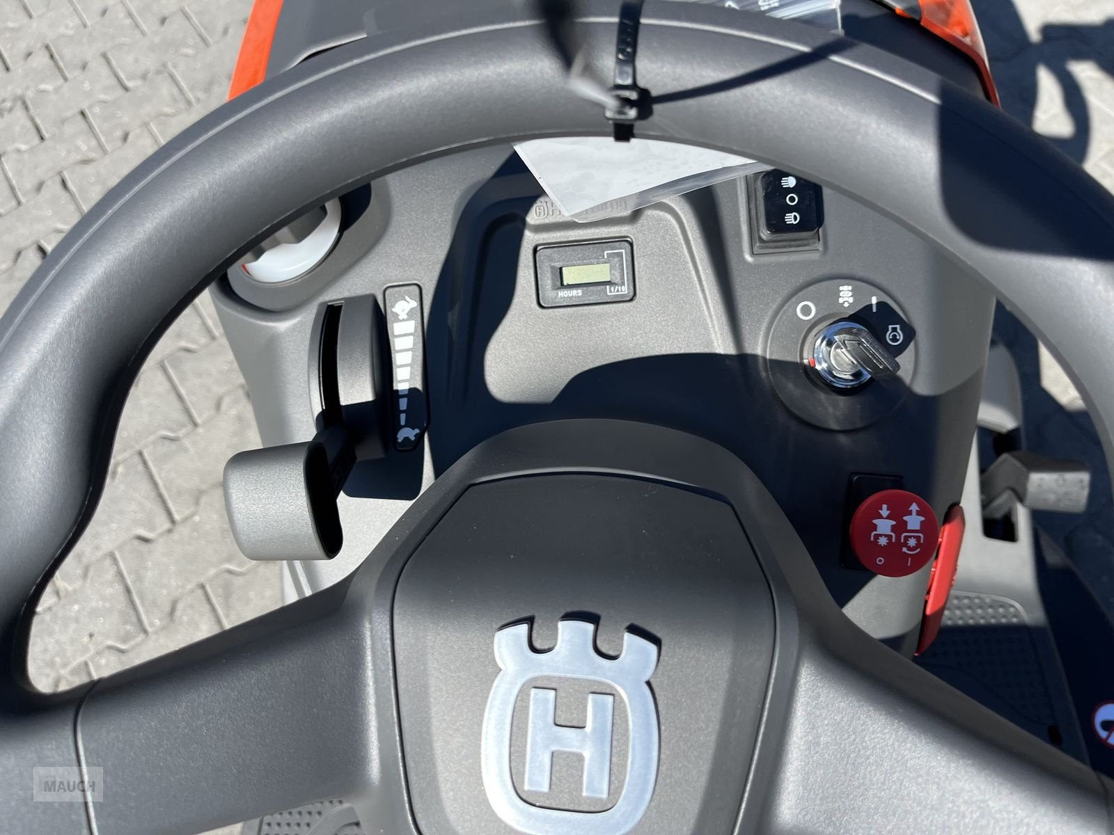 Rasentraktor des Typs Husqvarna TC 215T mit Entleerungshilfe 2 Zyl. LAGERND!!, Neumaschine in Burgkirchen (Bild 14)