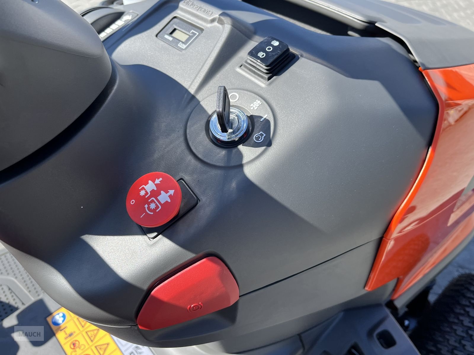 Rasentraktor des Typs Husqvarna TC 215T mit Entleerungshilfe 2 Zyl. LAGERND!!, Neumaschine in Burgkirchen (Bild 19)