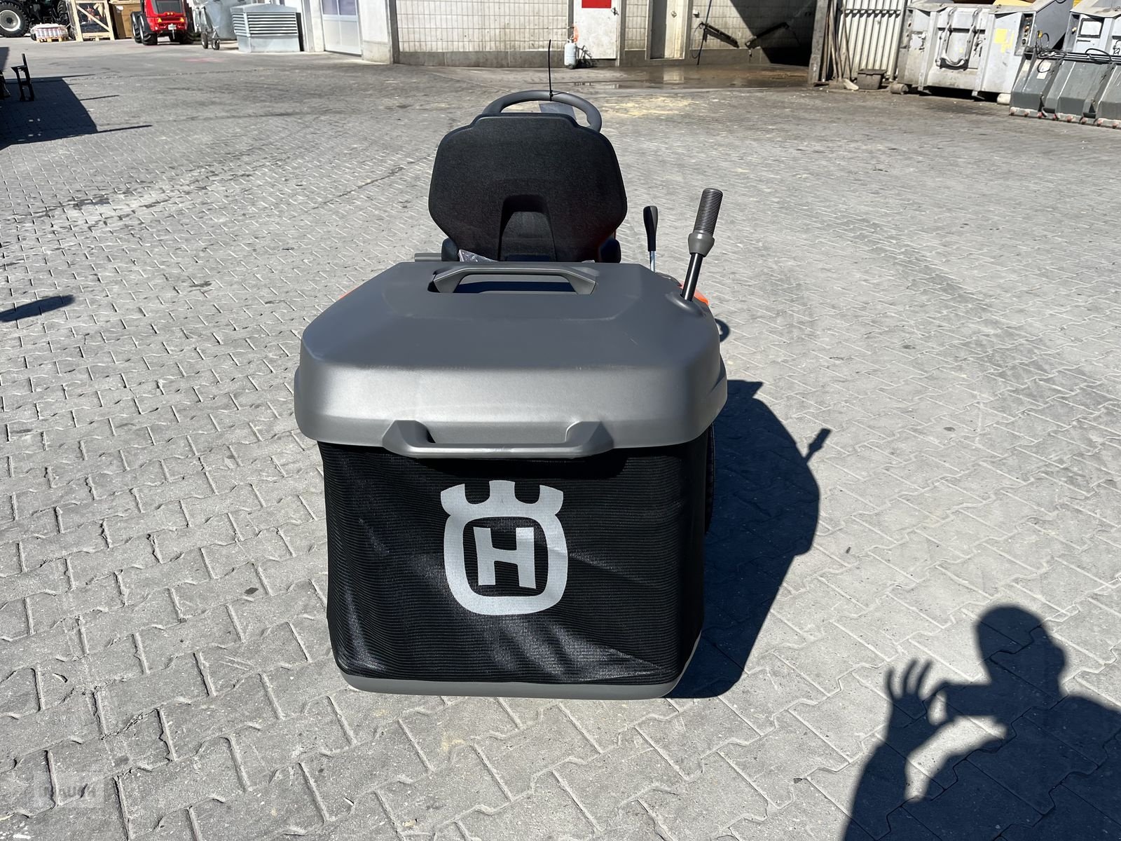 Rasentraktor des Typs Husqvarna TC 215T mit Entleerungshilfe 2 Zyl. LAGERND!!, Neumaschine in Burgkirchen (Bild 12)