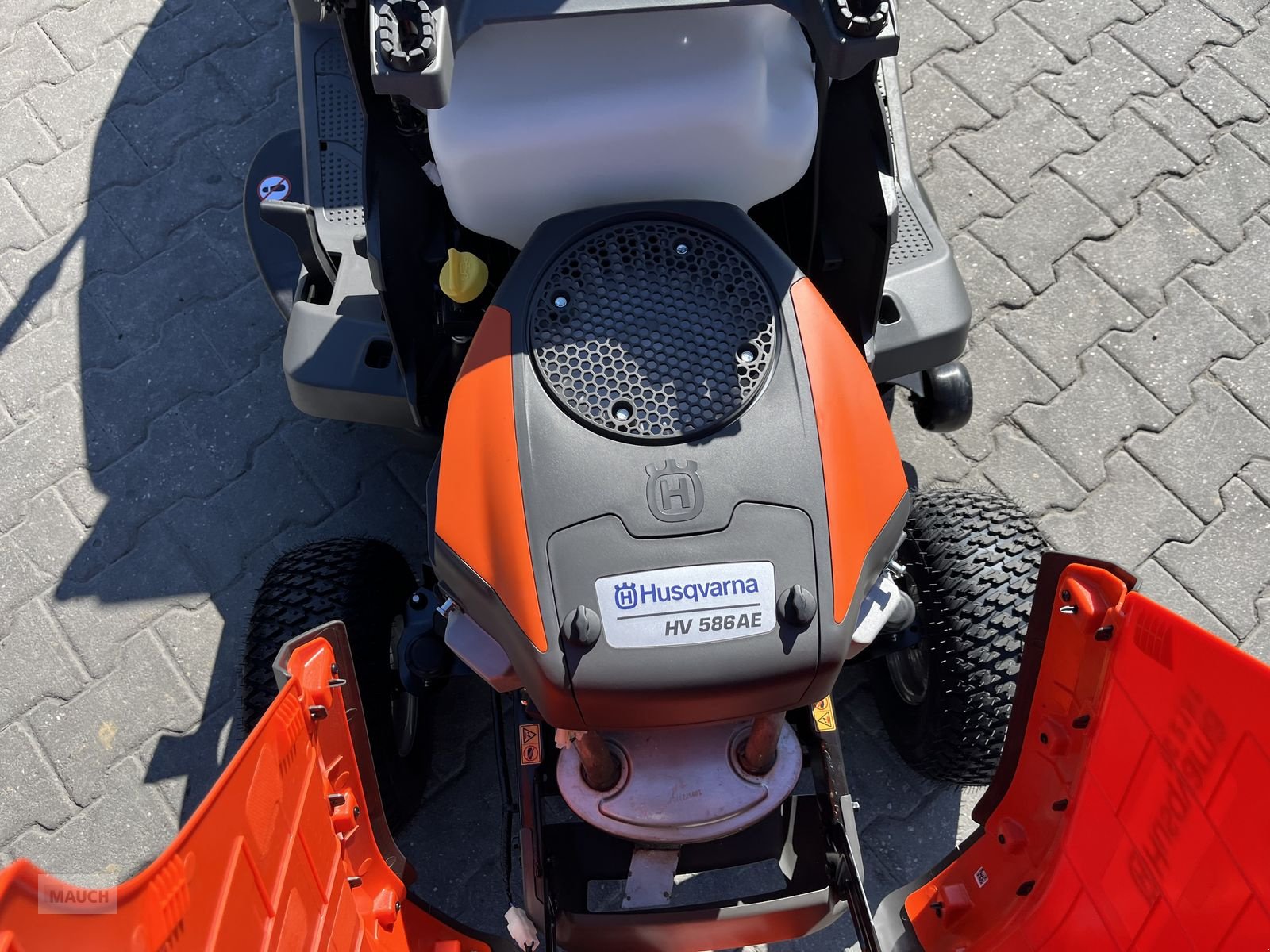 Rasentraktor des Typs Husqvarna TC 215T mit Entleerungshilfe 2 Zyl. LAGERND!!, Neumaschine in Burgkirchen (Bild 18)