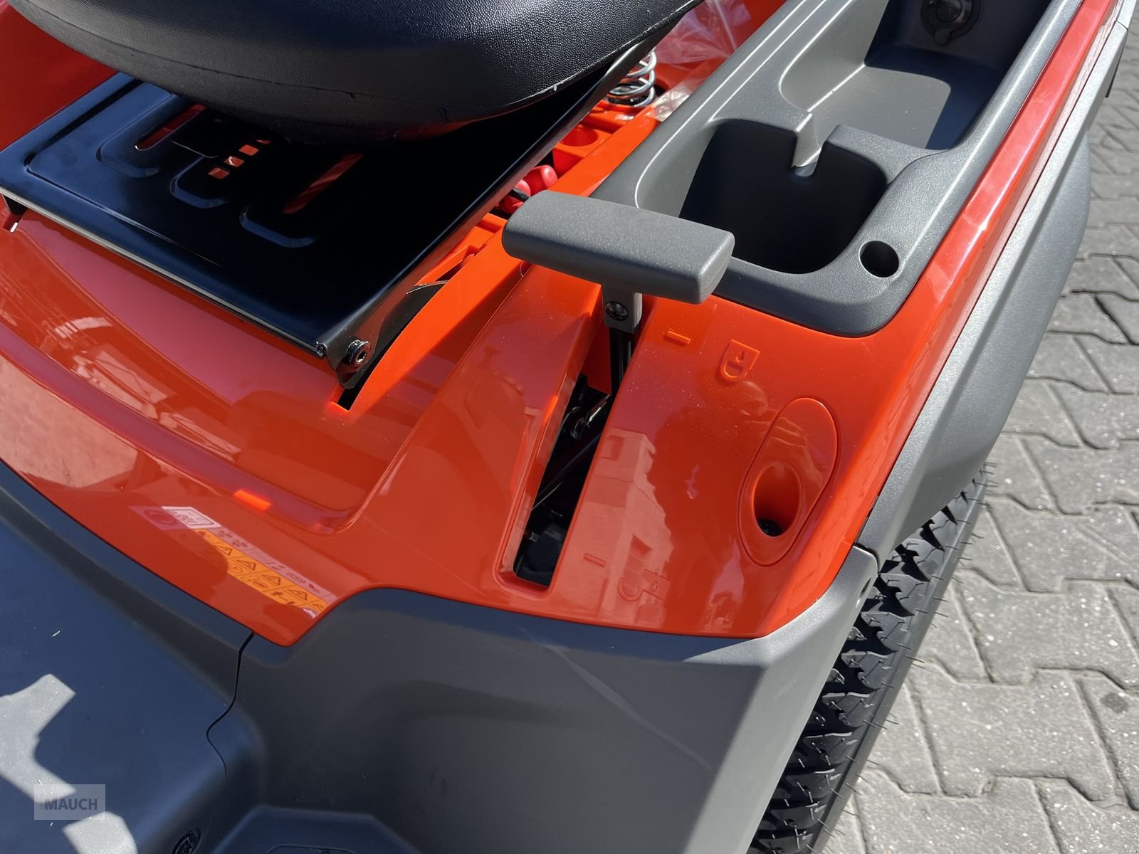 Rasentraktor des Typs Husqvarna TC 215T mit Entleerungshilfe 2 Zyl. LAGERND!!, Neumaschine in Burgkirchen (Bild 21)