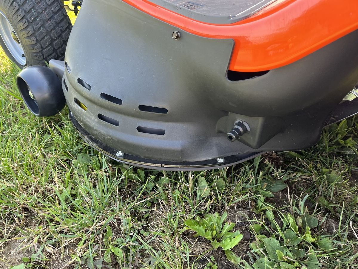 Rasentraktor des Typs Husqvarna TC 238TX Ausstellungsmaschine Modell 2023, Neumaschine in Burgkirchen (Bild 17)