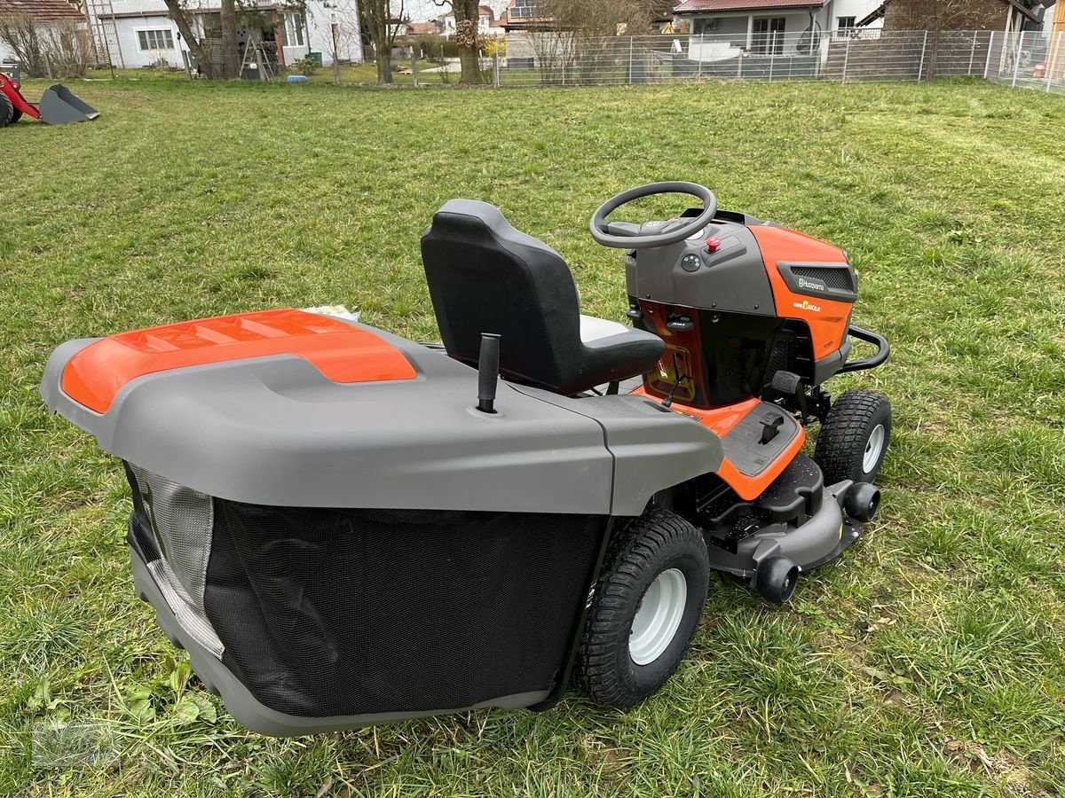 Rasentraktor des Typs Husqvarna TC 242TX mit Mulchklappe NEU, Neumaschine in Burgkirchen (Bild 23)