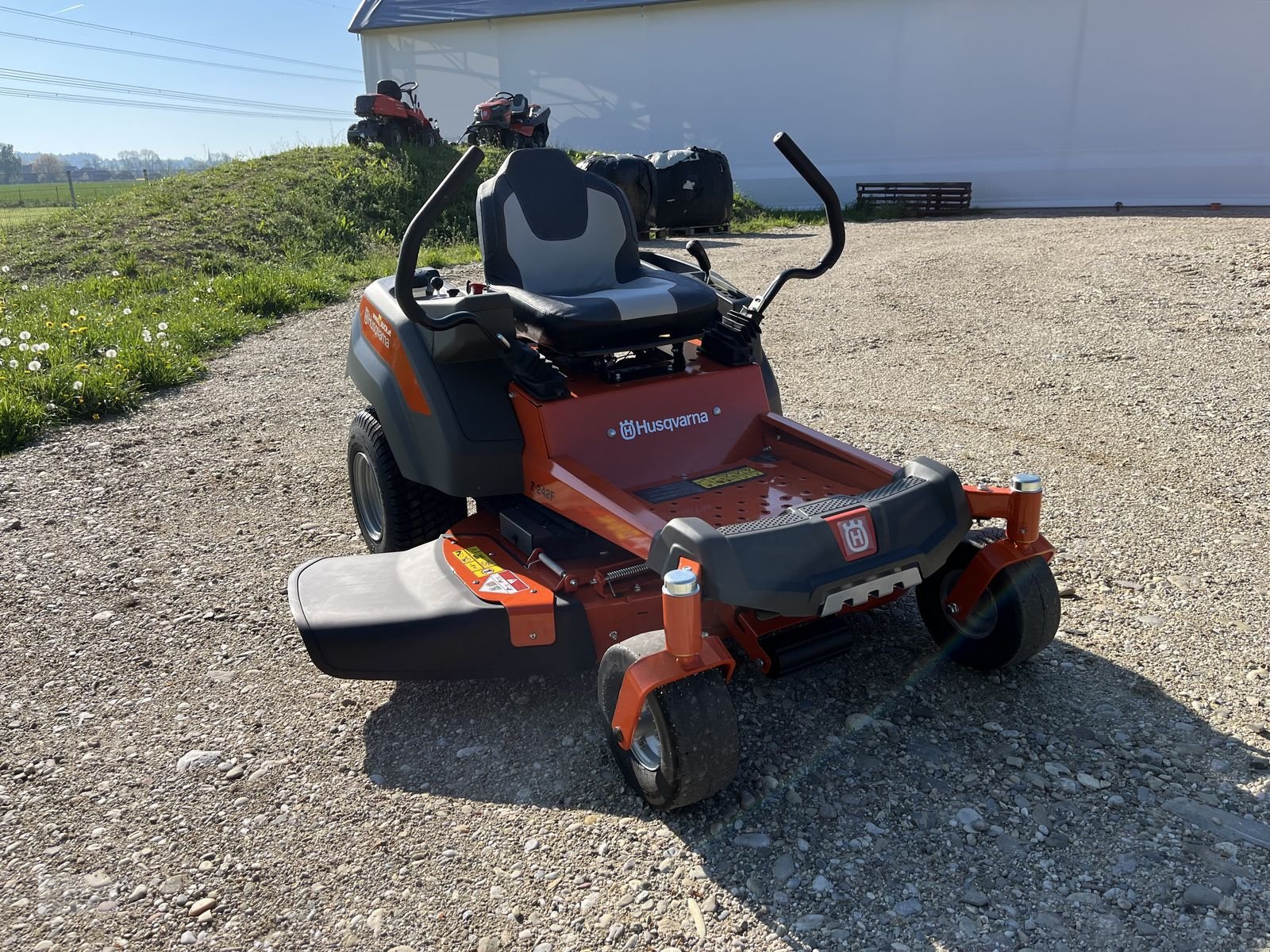 Rasentraktor a típus Husqvarna Zero Turn Z 242F, Neumaschine ekkor: Burgkirchen (Kép 1)