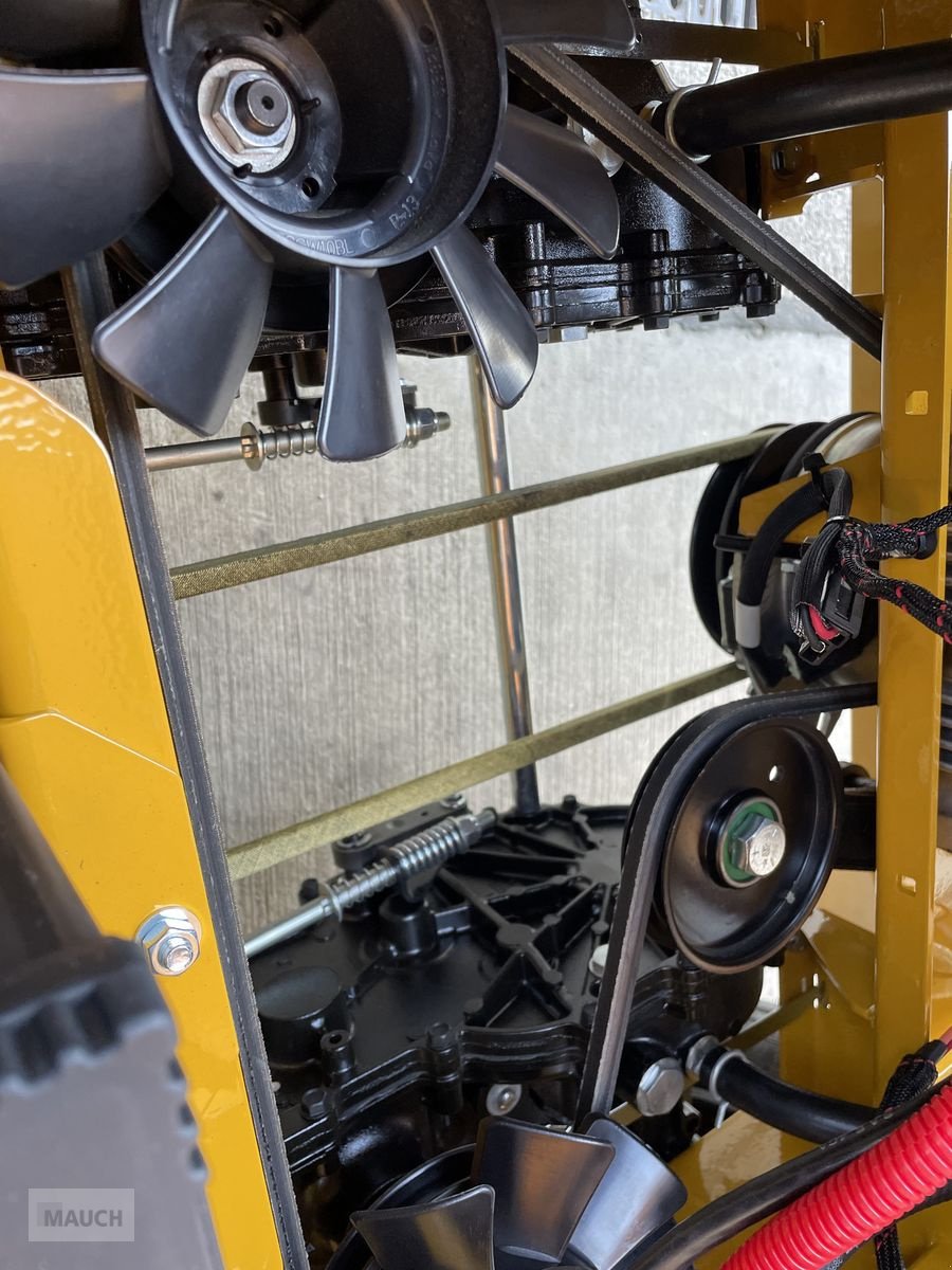 Rasentraktor des Typs Hustler  Fastrak SDX 137SD, Neumaschine in Burgkirchen (Bild 3)