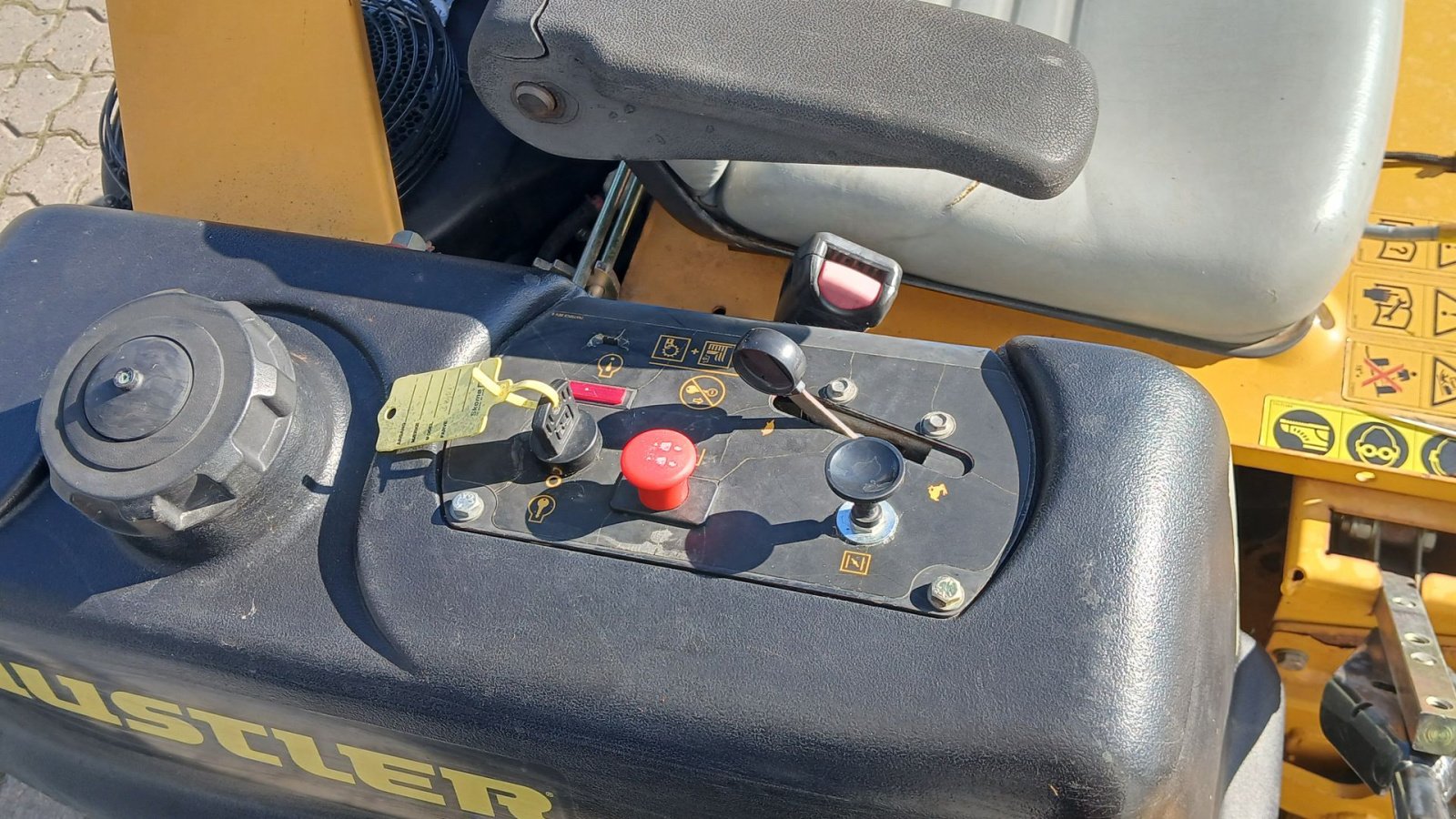 Rasentraktor Türe ait Hustler  Super Z, Gebrauchtmaschine içinde Bredsten (resim 12)