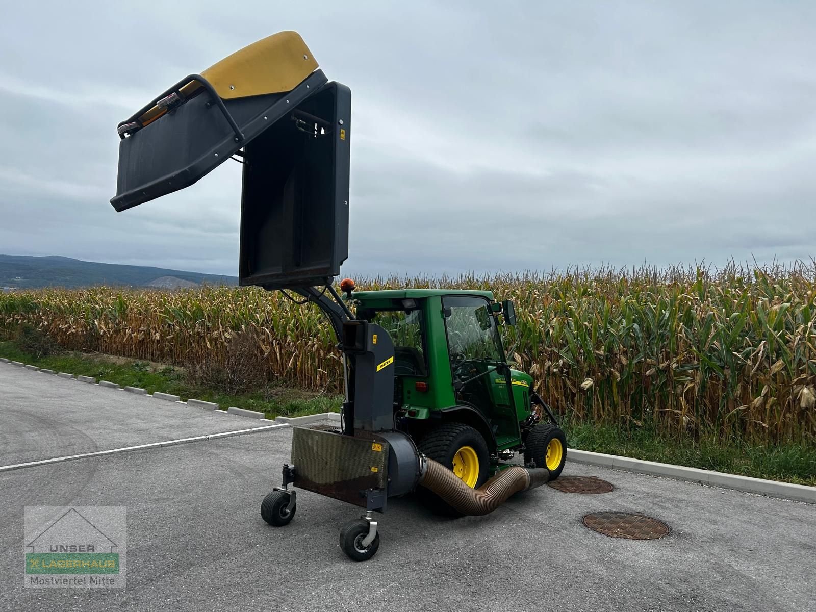 Rasentraktor des Typs John Deere 2320, Gebrauchtmaschine in Bergland (Bild 3)