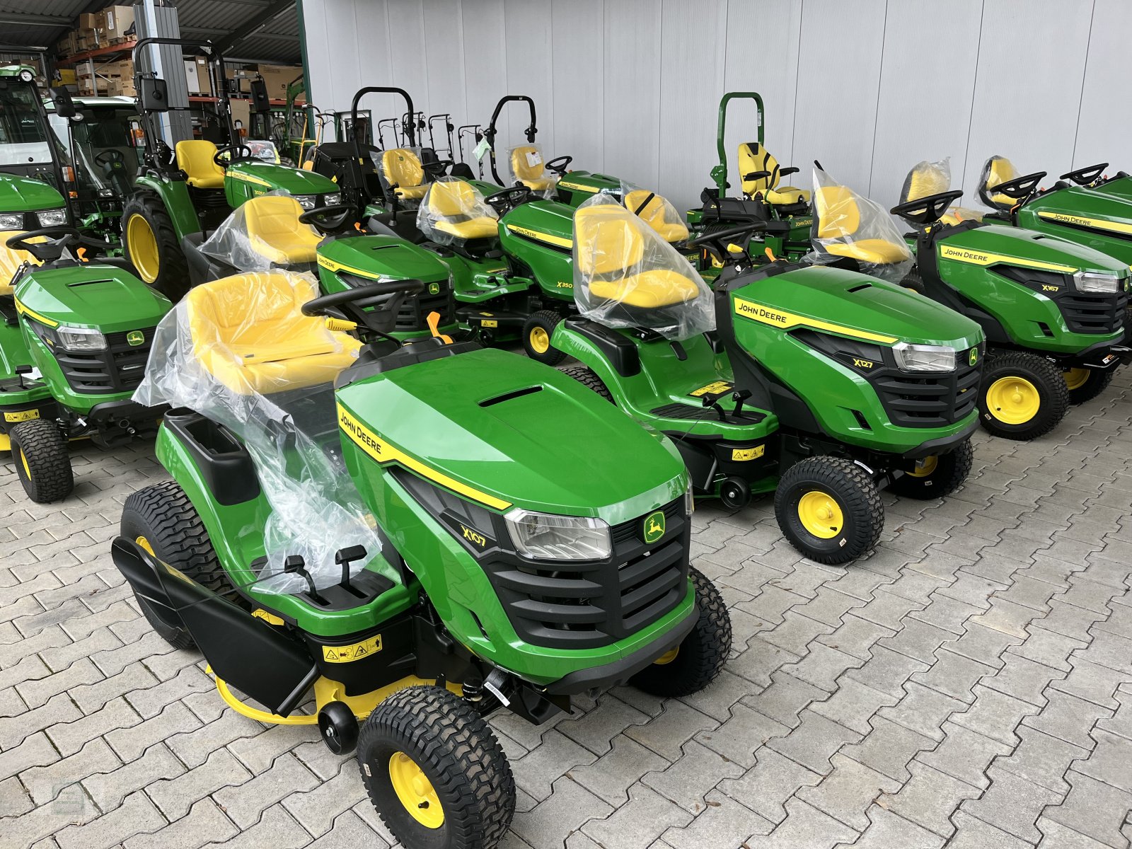 Rasentraktor des Typs John Deere X100er X300er X500er, Neumaschine in Gross-Bieberau (Bild 1)