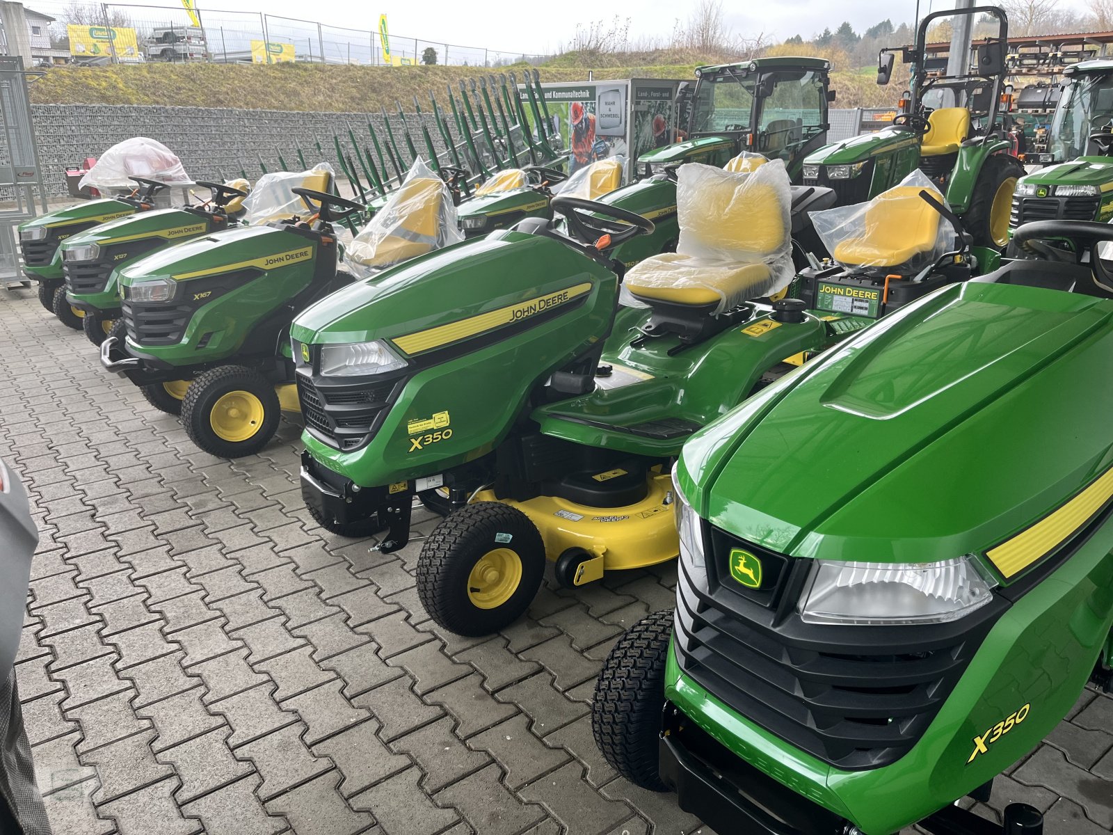 Rasentraktor des Typs John Deere X100er X300er X500er, Neumaschine in Gross-Bieberau (Bild 2)