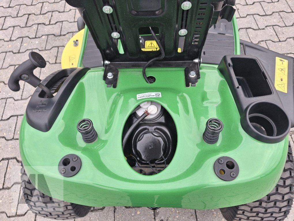 Rasentraktor a típus John Deere X107, Neumaschine ekkor: Regensburg (Kép 6)
