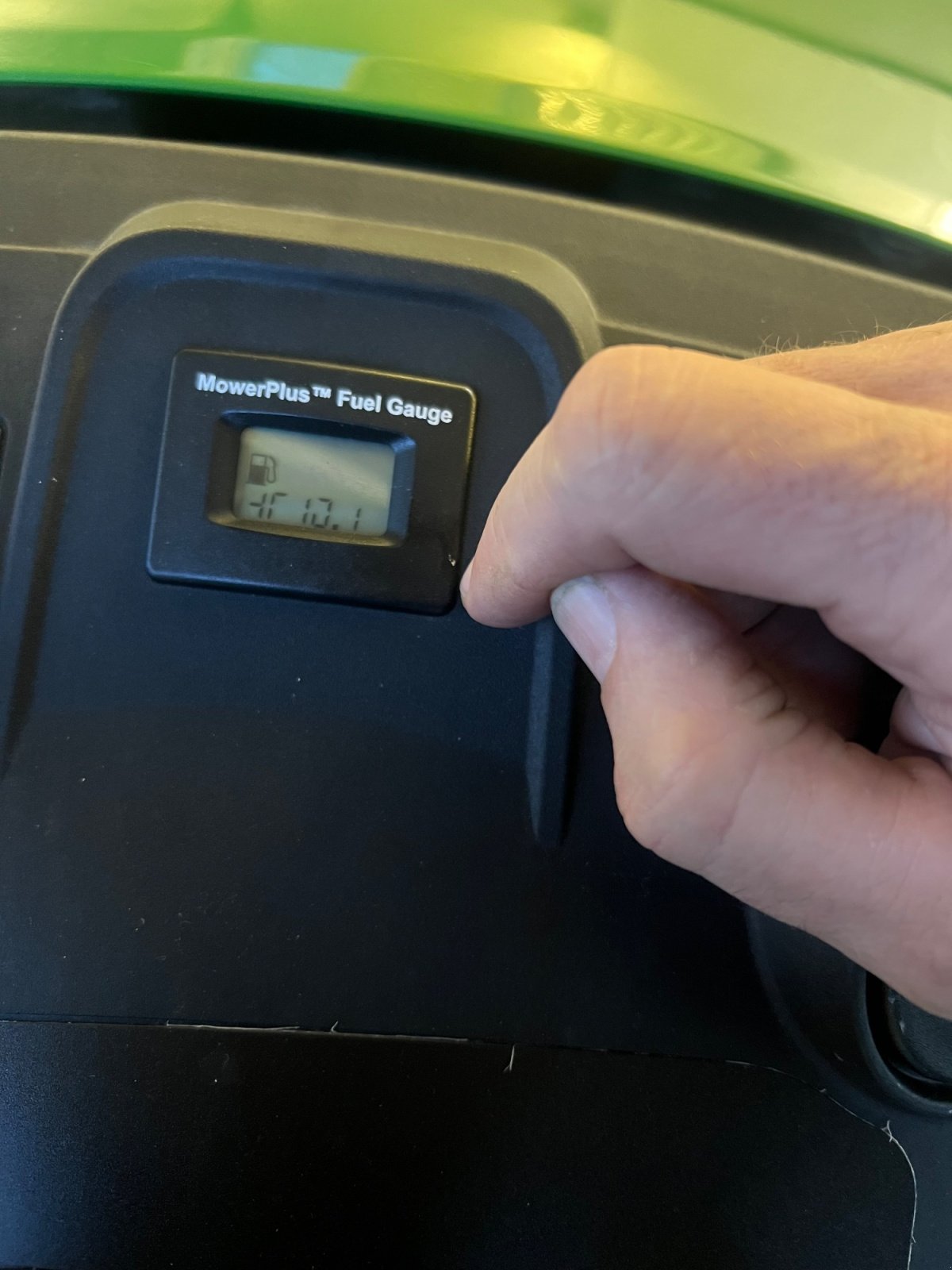 Rasentraktor of the type John Deere X147R, Neumaschine in München (Picture 4)