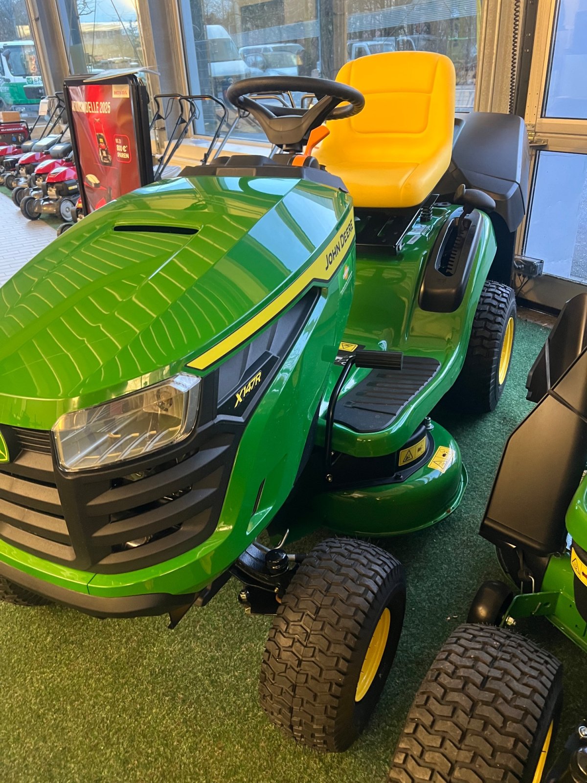 Rasentraktor of the type John Deere X147R, Neumaschine in München (Picture 5)