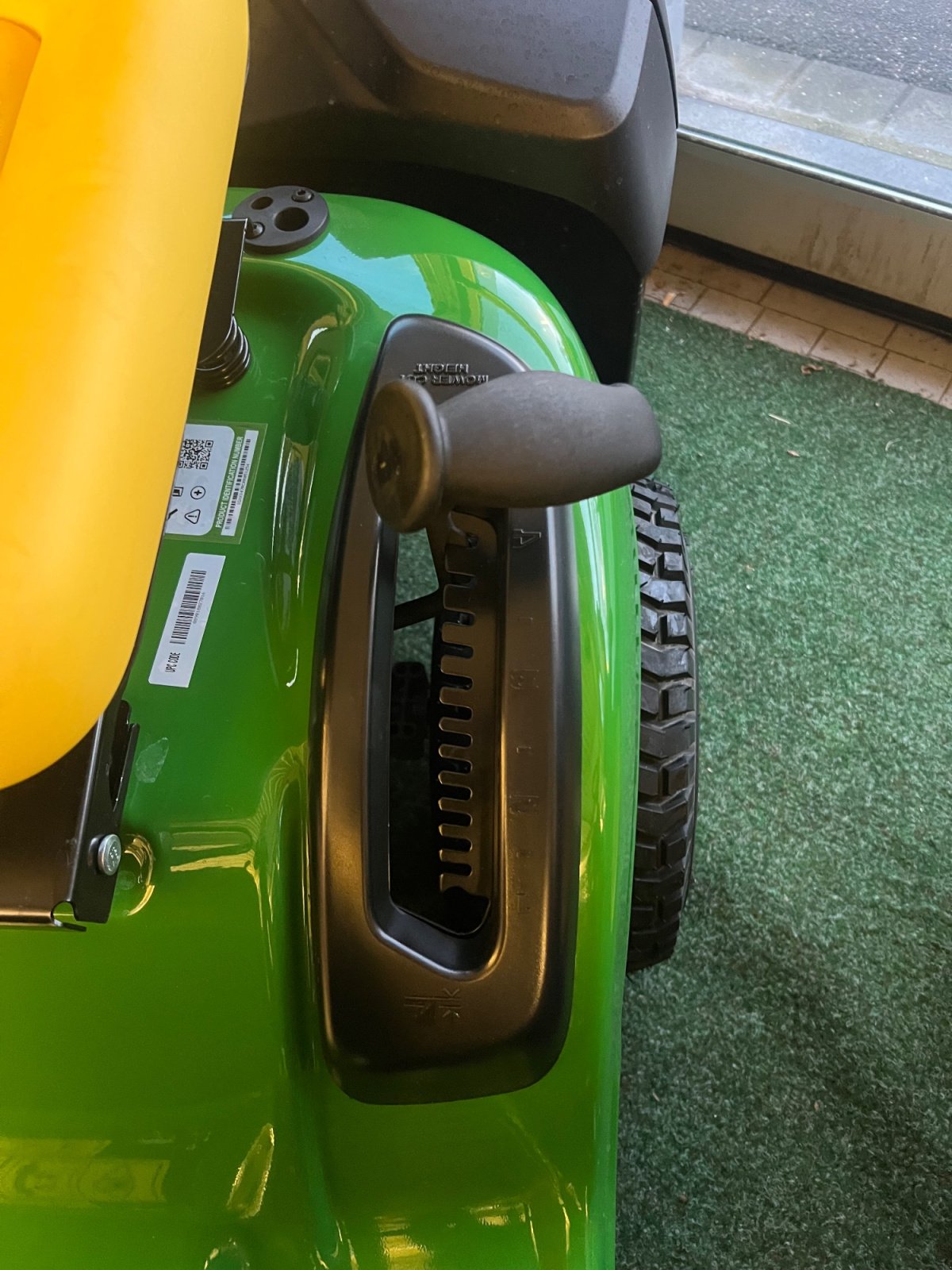 Rasentraktor of the type John Deere X147R, Neumaschine in München (Picture 7)