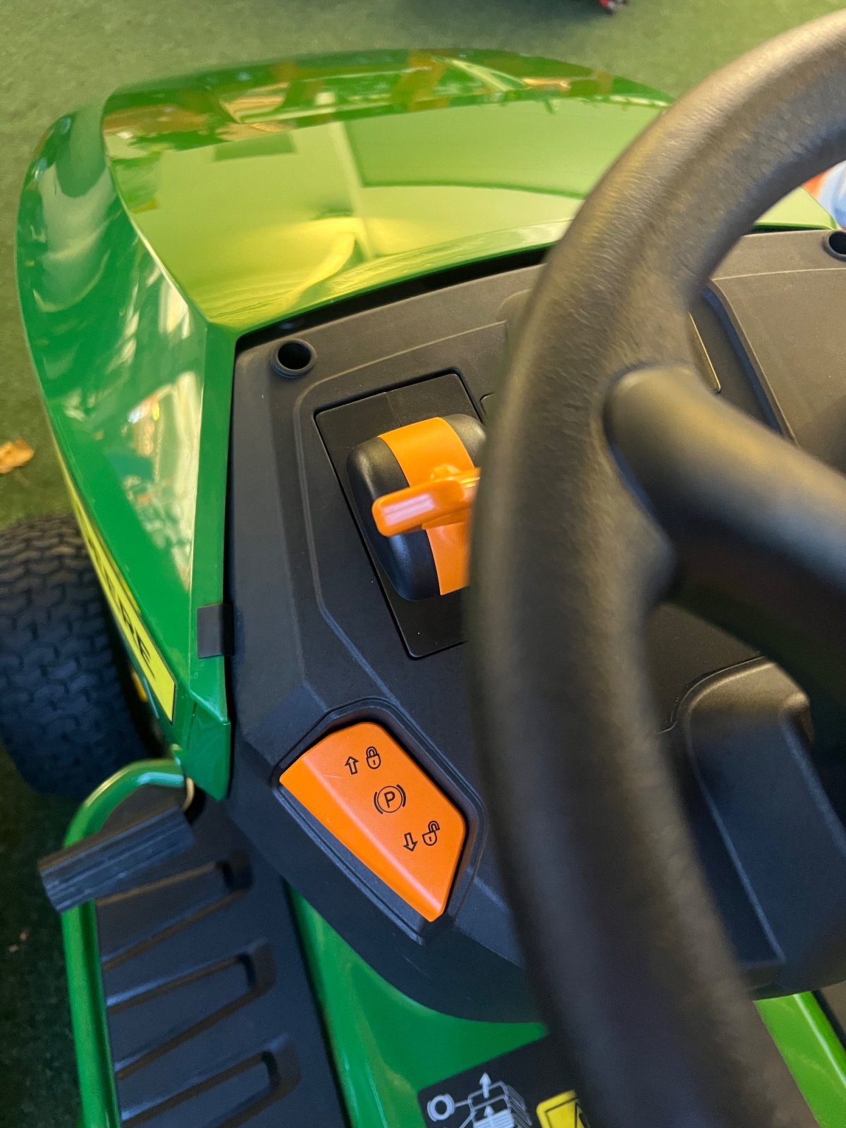 Rasentraktor of the type John Deere X147R, Neumaschine in München (Picture 8)