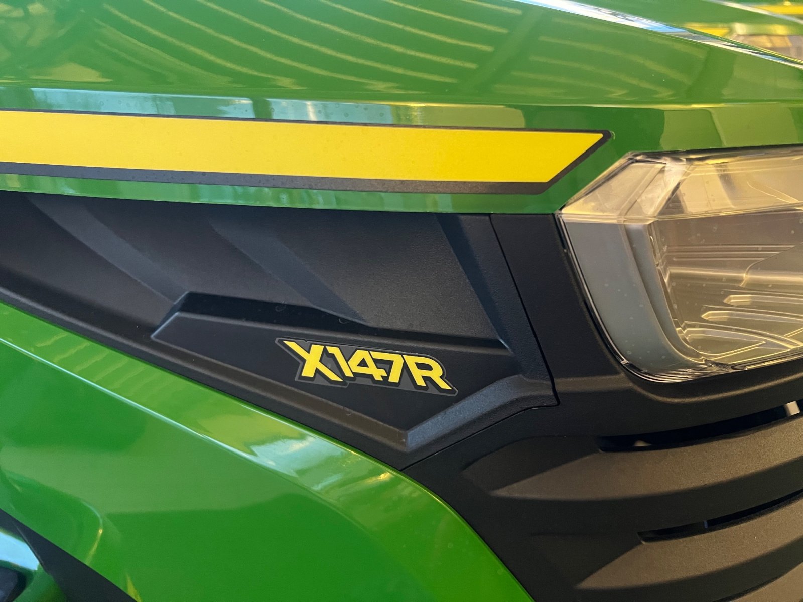 Rasentraktor of the type John Deere X147R, Neumaschine in München (Picture 9)