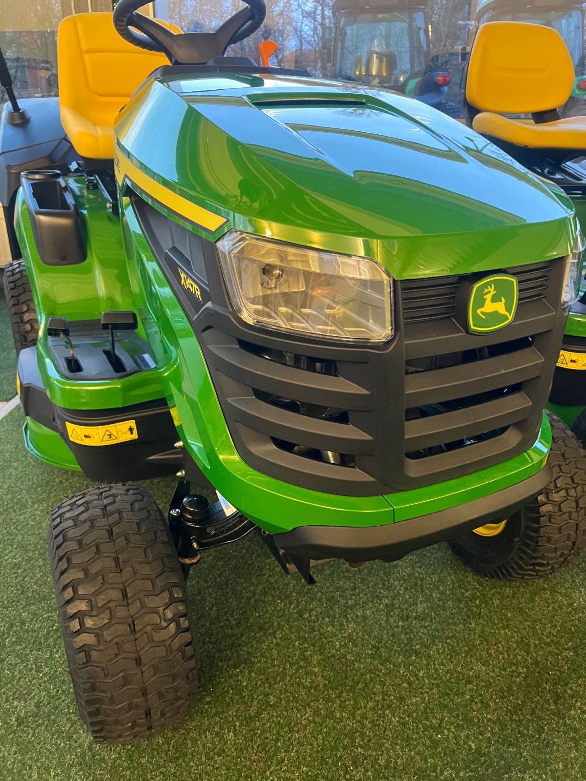 Rasentraktor of the type John Deere X147R, Neumaschine in München (Picture 10)