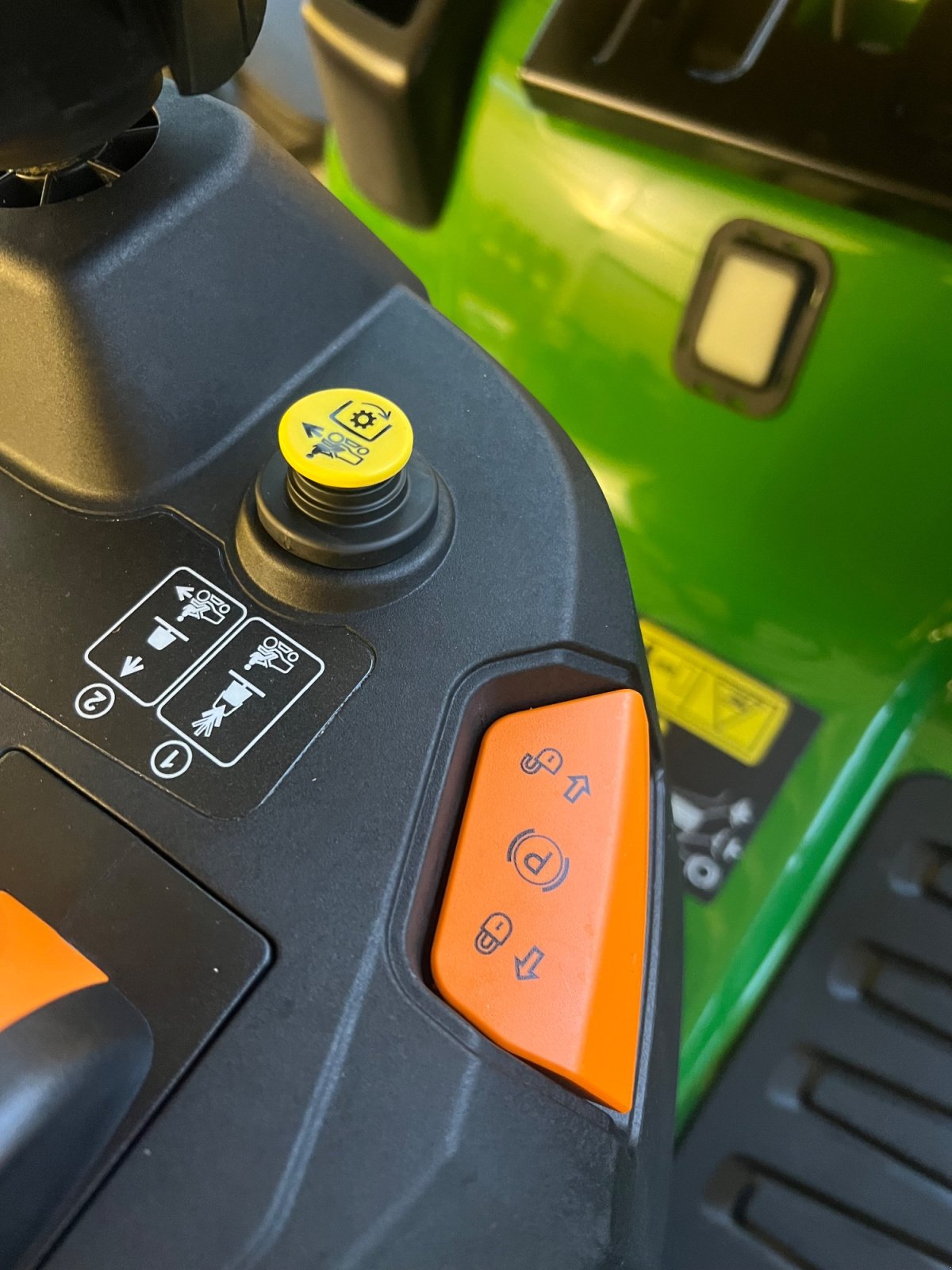 Rasentraktor of the type John Deere X147R, Neumaschine in München (Picture 12)