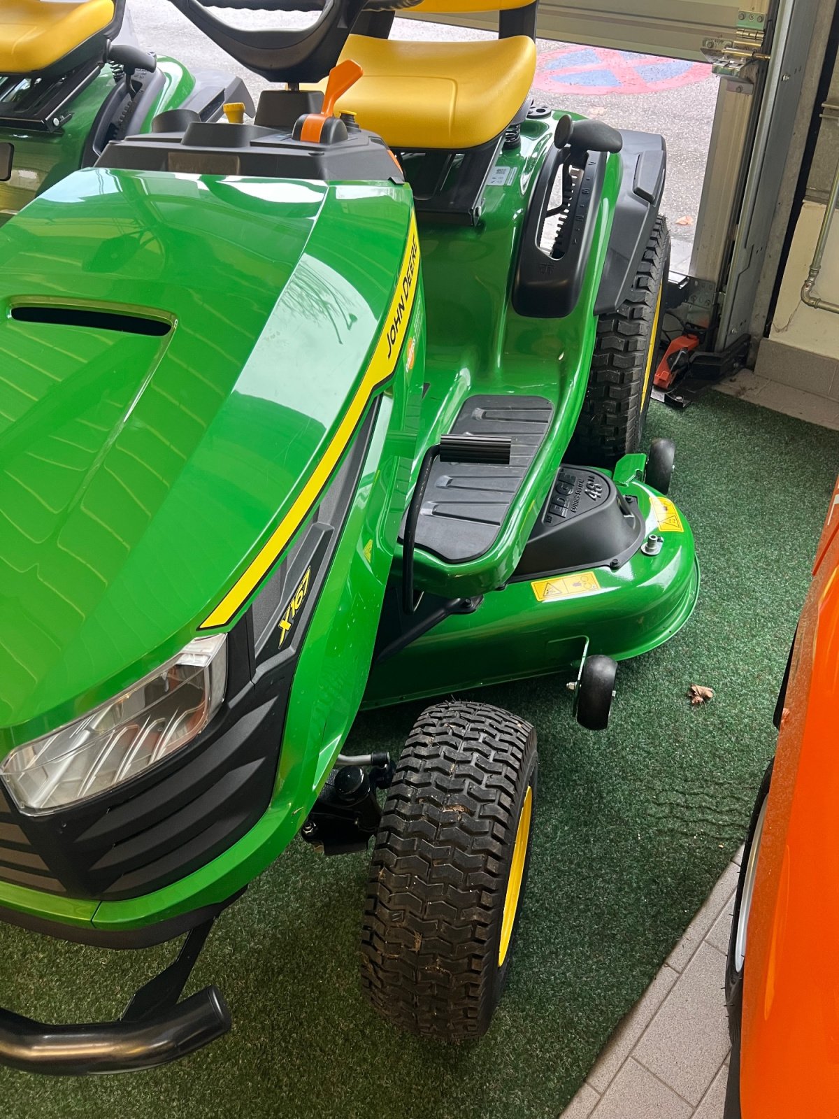 Rasentraktor of the type John Deere x167, Neumaschine in München (Picture 4)