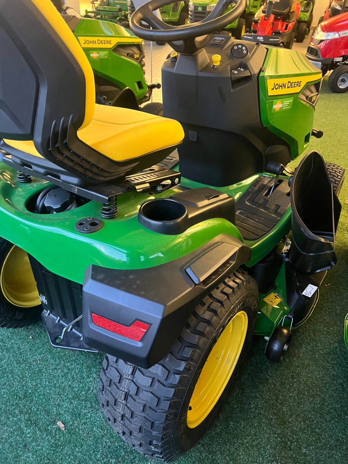 Rasentraktor of the type John Deere x167, Neumaschine in München (Picture 7)