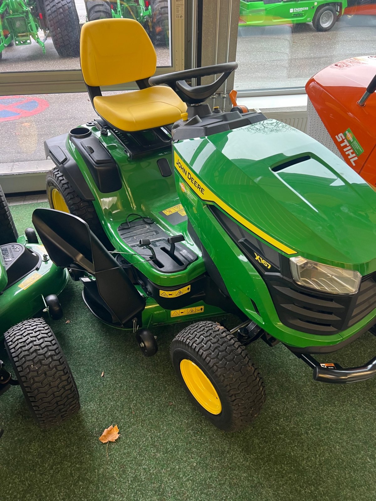 Rasentraktor of the type John Deere x167, Neumaschine in München (Picture 10)