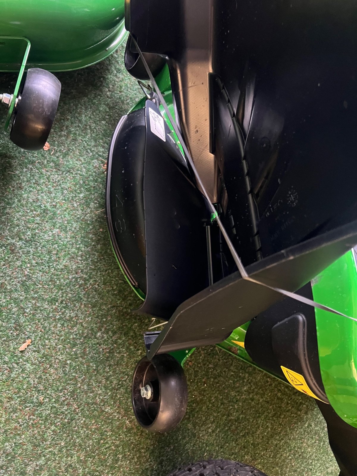 Rasentraktor of the type John Deere x167, Neumaschine in München (Picture 11)