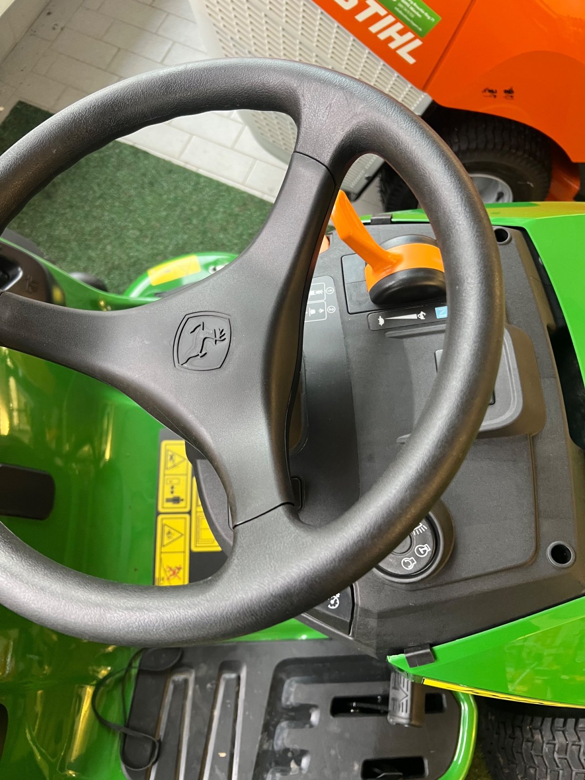 Rasentraktor of the type John Deere x167, Neumaschine in München (Picture 12)