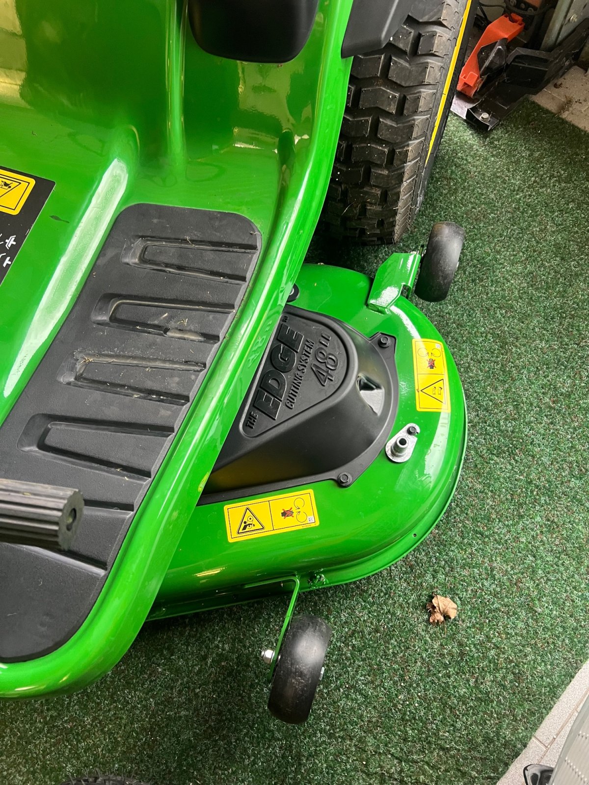 Rasentraktor of the type John Deere x167, Neumaschine in München (Picture 14)