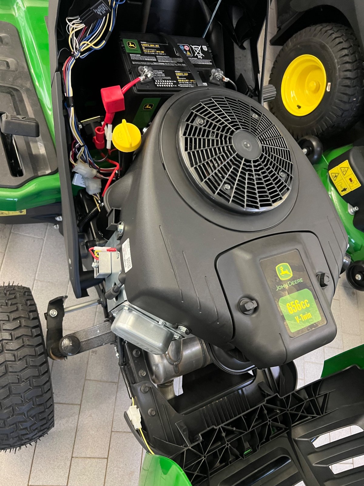 Rasentraktor of the type John Deere x167, Neumaschine in München (Picture 15)