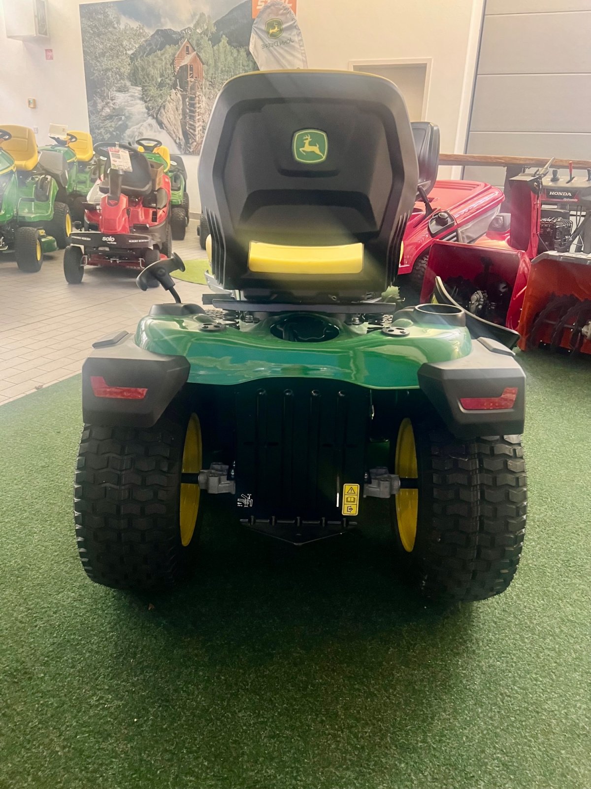 Rasentraktor of the type John Deere x167, Neumaschine in München (Picture 17)