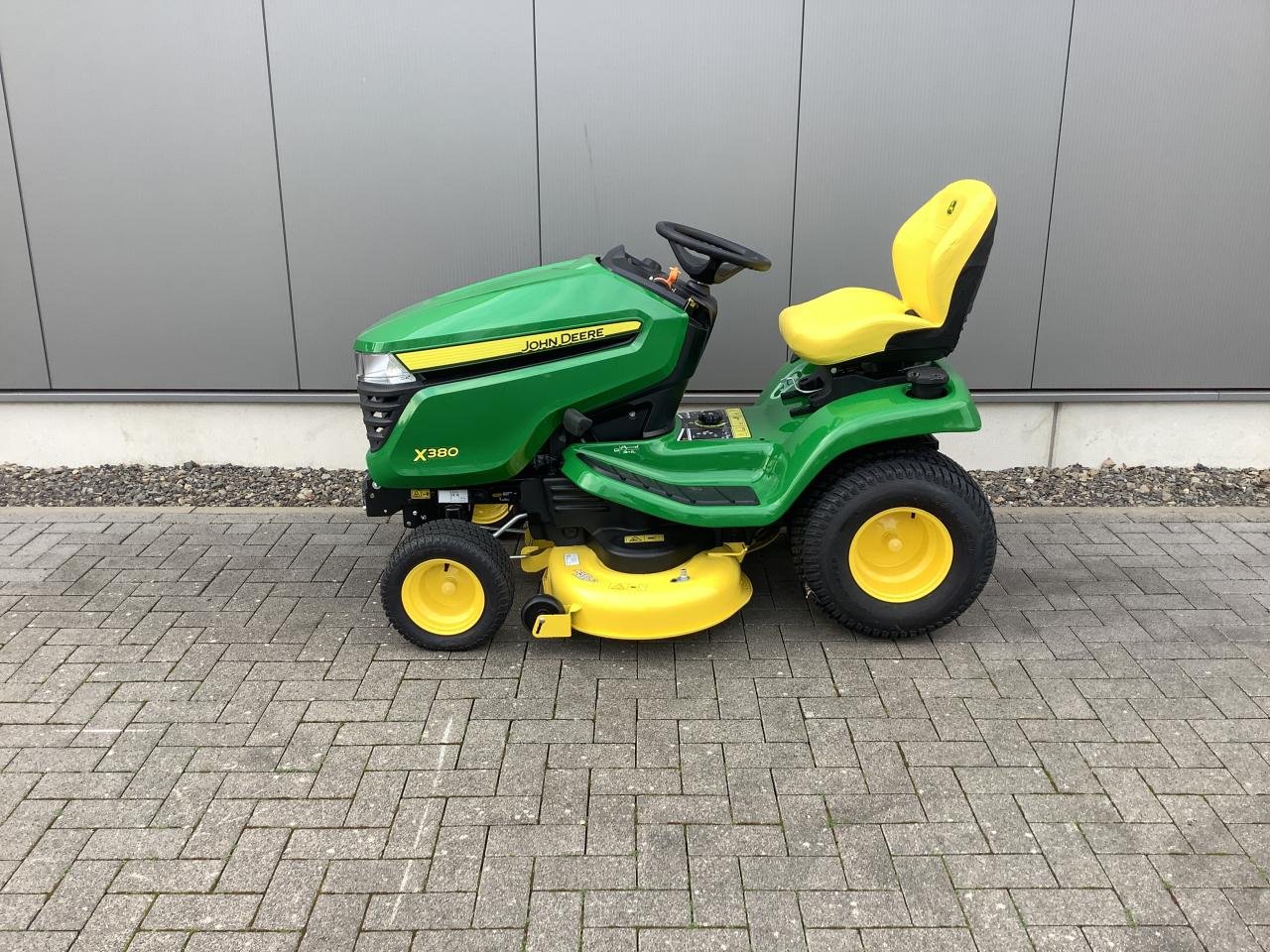 Rasentraktor des Typs John Deere X380, Neumaschine in Greven (Bild 3)