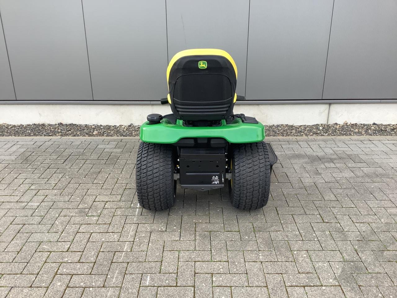 Rasentraktor des Typs John Deere X380, Neumaschine in Stralsund (Bild 7)