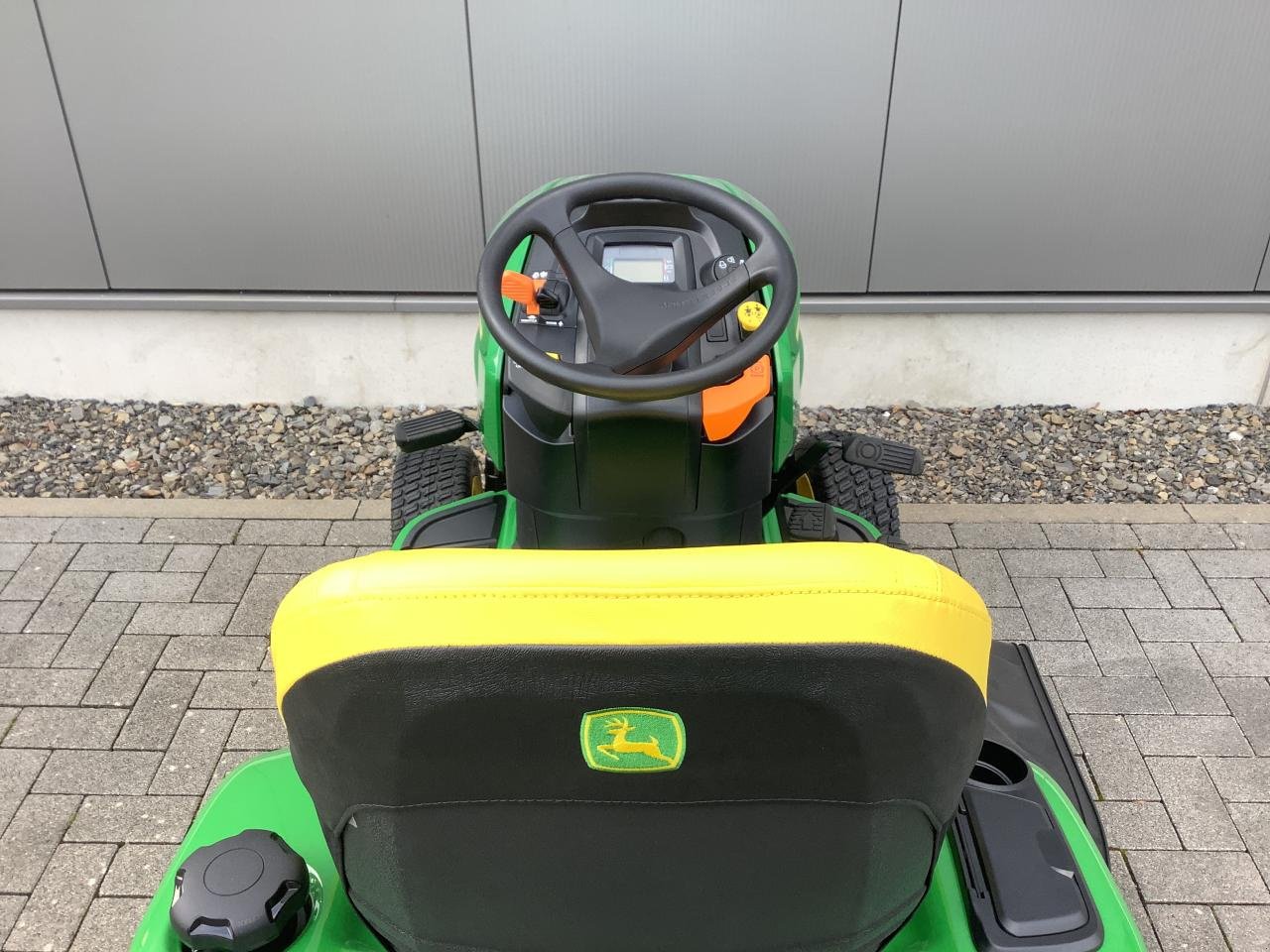Rasentraktor des Typs John Deere X380, Neumaschine in Stralsund (Bild 8)