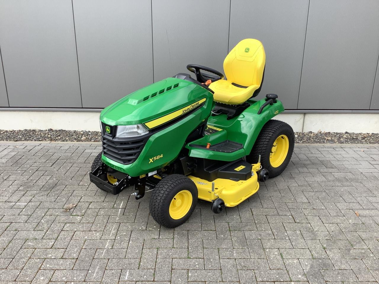 Rasentraktor des Typs John Deere X584, Neumaschine in Stralsund (Bild 2)