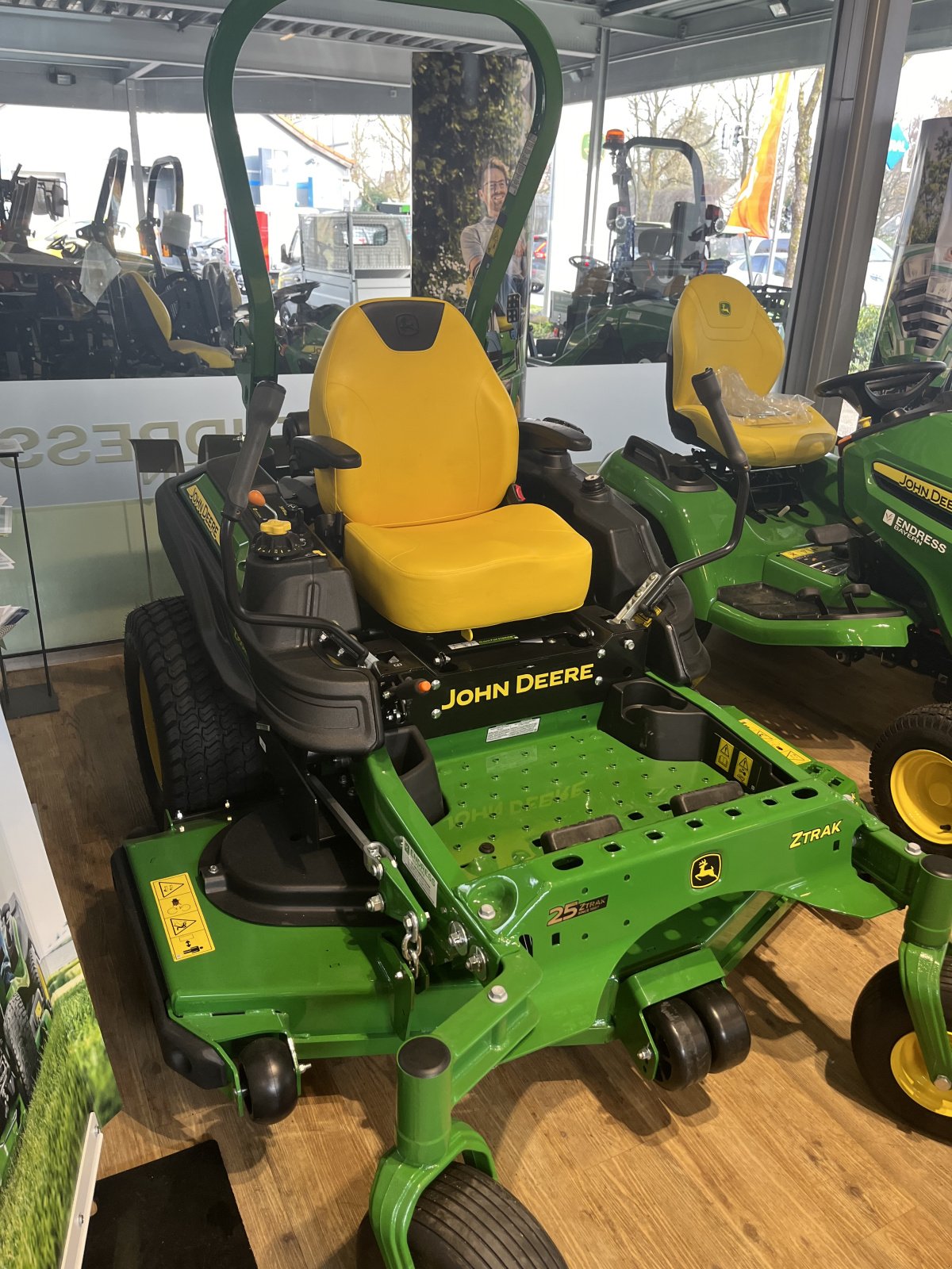 Rasentraktor of the type John Deere Z 950 R, Neumaschine in München (Picture 2)