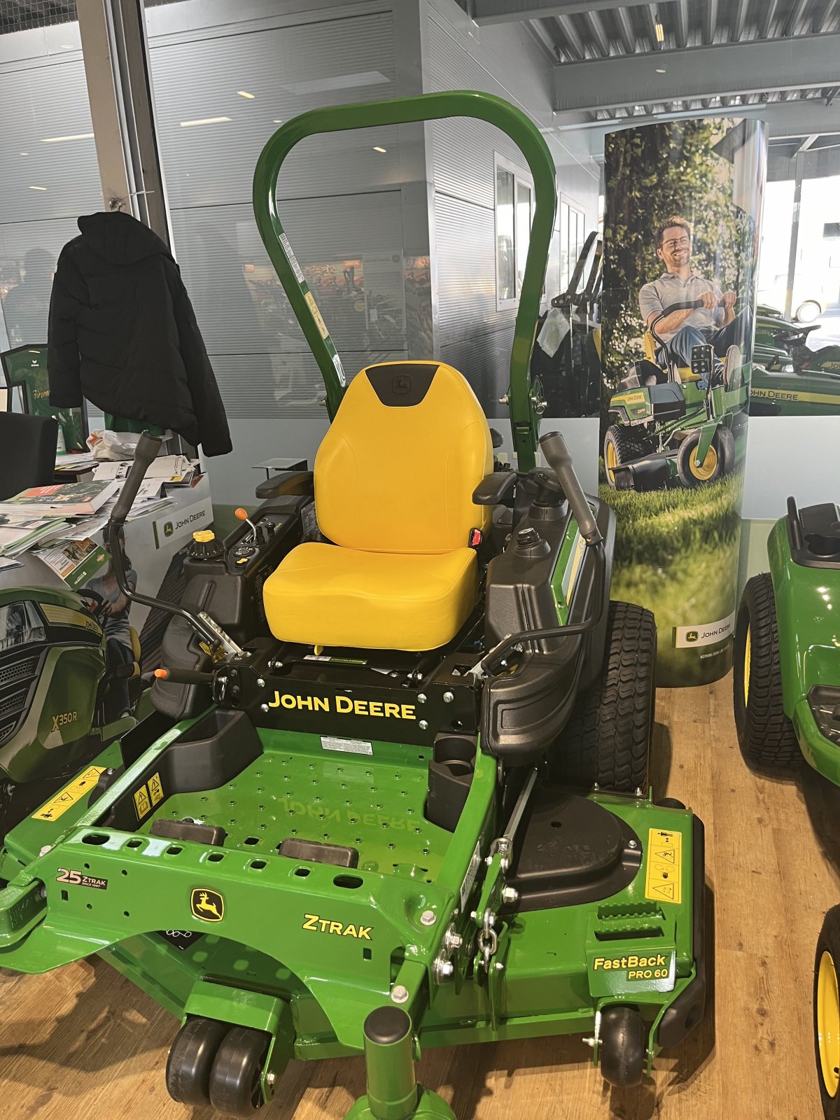 Rasentraktor of the type John Deere Z 950 R, Neumaschine in München (Picture 3)