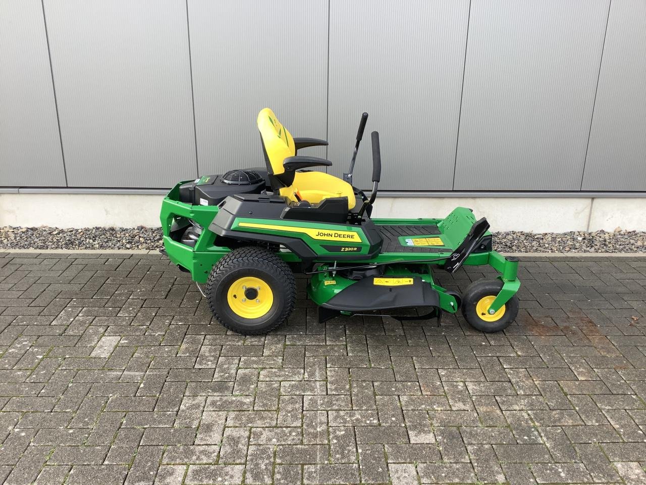 Rasentraktor des Typs John Deere Z320R, Neumaschine in Stralsund (Bild 4)