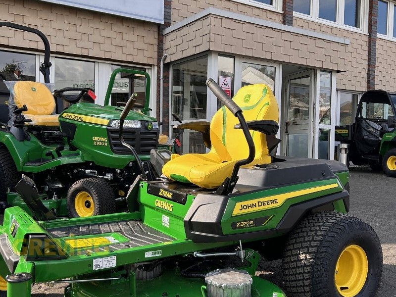 Rasentraktor of the type John Deere Z370R, Neumaschine in Wesseling-Berzdorf