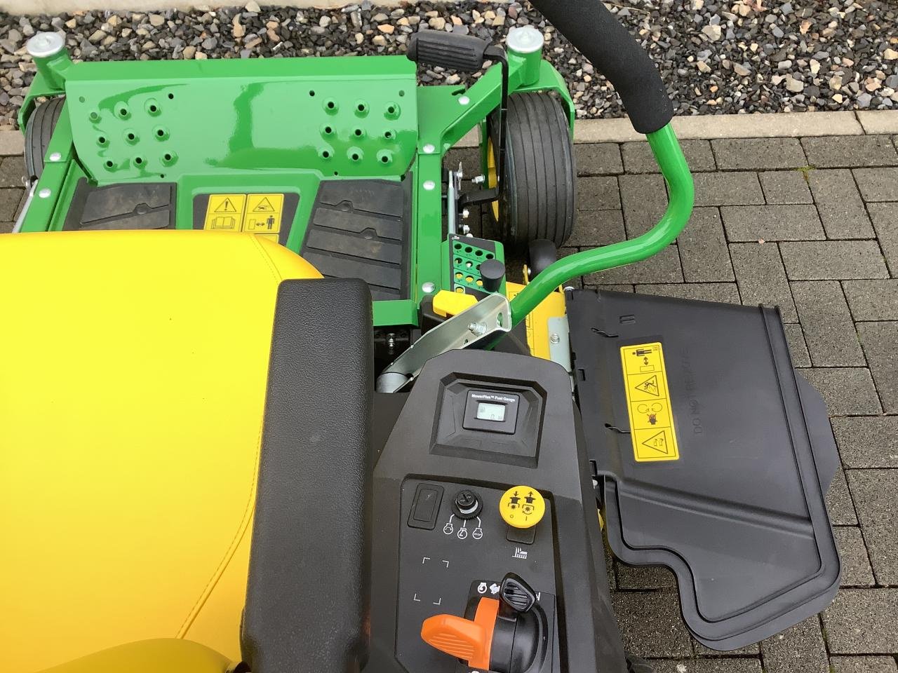 Rasentraktor typu John Deere Z530M, Neumaschine v Stralsund (Obrázek 9)