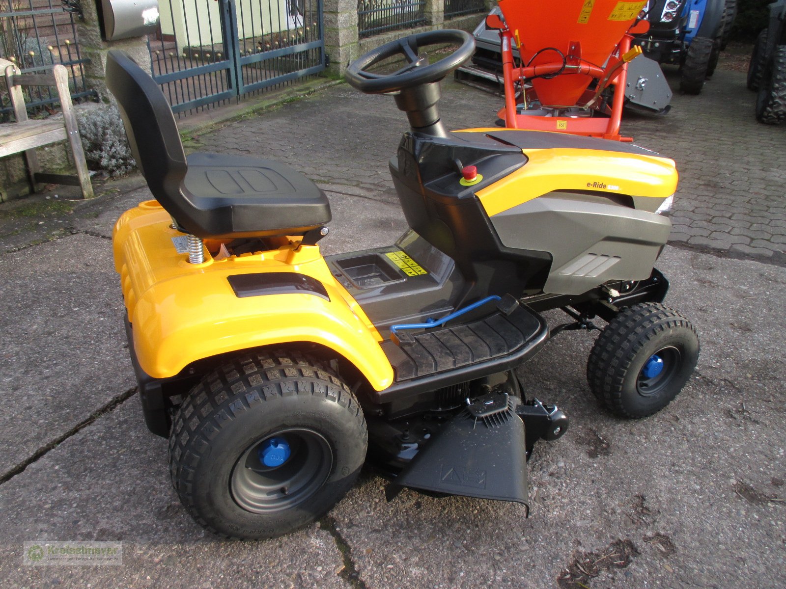 Rasentraktor des Typs Stiga E-Ride S 300 / Tornado 398e Akku, Neumaschine in Feuchtwangen (Bild 4)