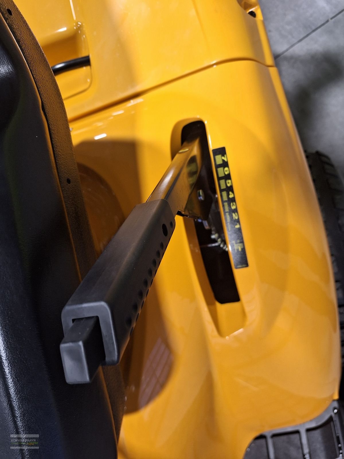 Rasentraktor des Typs Stiga ESTATE 7102 W, Neumaschine in Aurolzmünster (Bild 10)