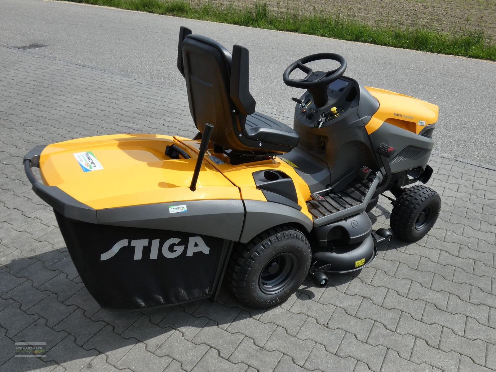 Rasentraktor des Typs Stiga ESTATE 7122 W SE, Neumaschine in Aurolzmünster (Bild 4)