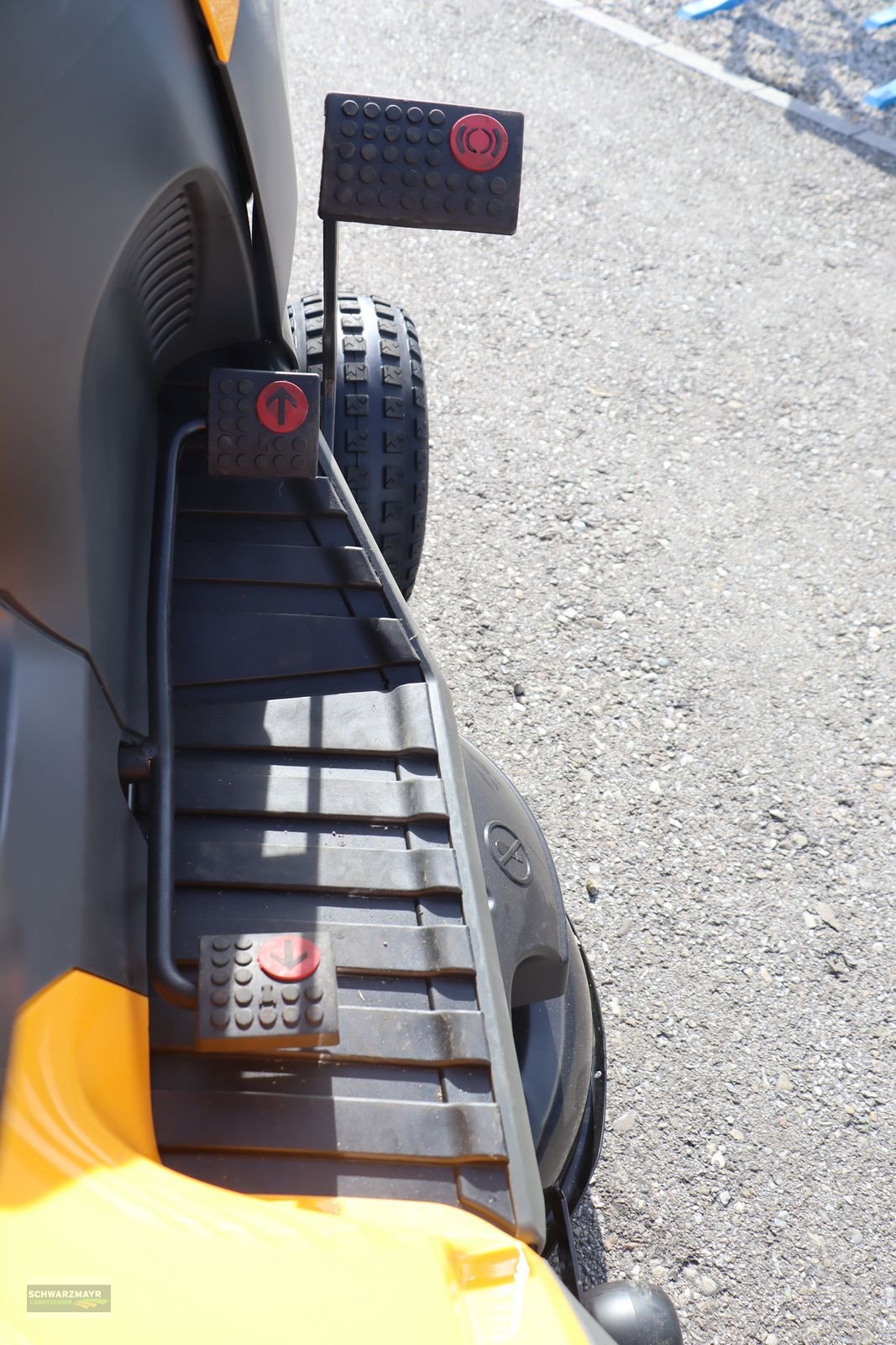 Rasentraktor des Typs Stiga ESTATE 9102 W, Neumaschine in Aurolzmünster (Bild 15)