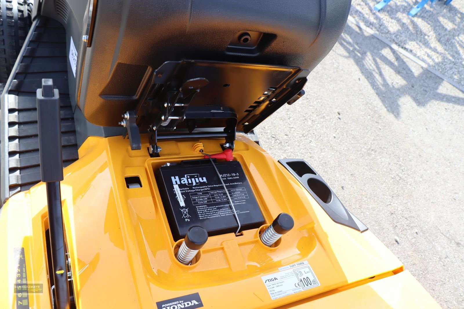 Rasentraktor des Typs Stiga ESTATE 9102 W, Neumaschine in Aurolzmünster (Bild 21)